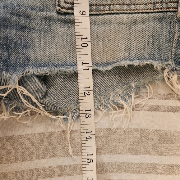 WE THE FREE JESSIE CARPENTER DISTRESSED HEM DENIM SHORTS SIZE 24 - Picture 10 of 14